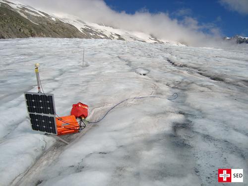 Misure di terreno sul Ghiacciaio del Rodano nelle Alpi