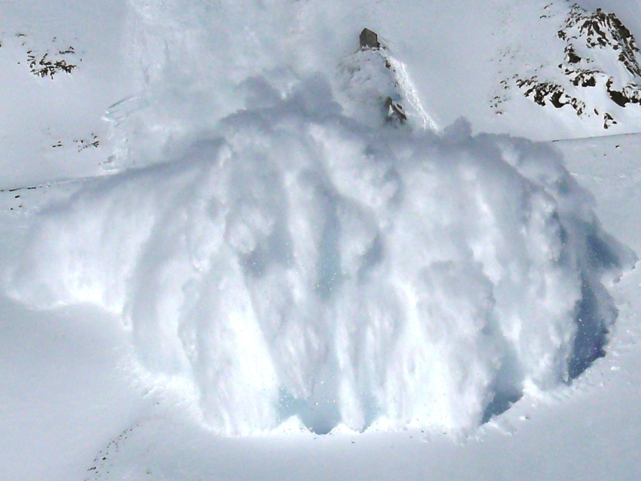 Using seismic measuring devices to record avalanches